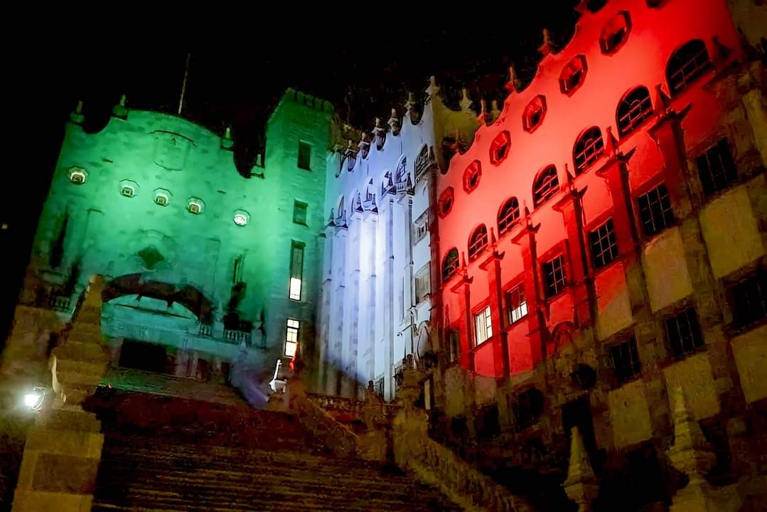 FPorturas's tweet photo. ¡Viva México!

#FelicesFiestasPatrias
#SomosAbejasUG
#fapg Universidad de Guanajuato https://t.co/zaDlCHjEYE