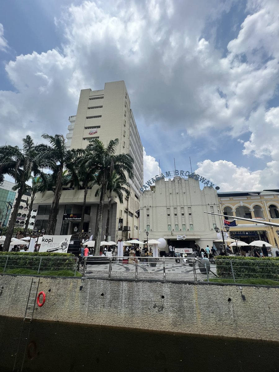 johobaru's tweet photo. Kasitau jiran sebelah,
Bando JB baek mat 🥳
#KOR22
#JOHO2022 https://t.co/hv7PX8nllS