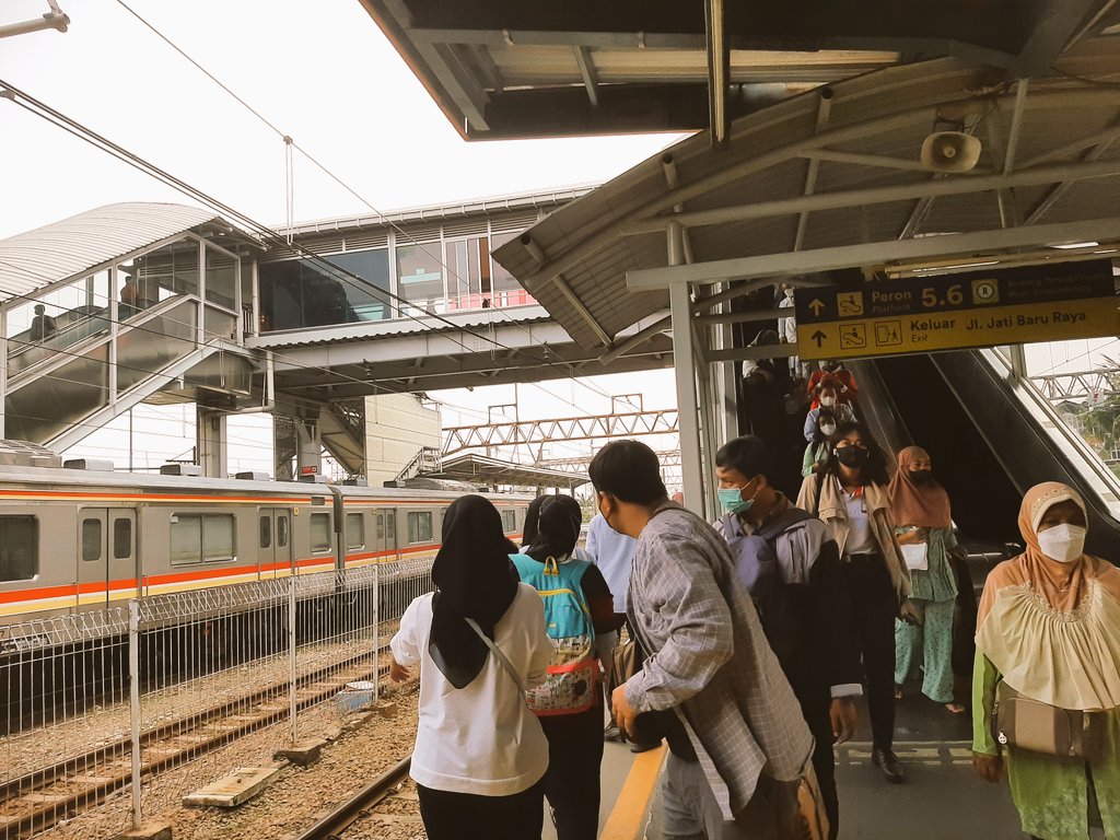 gustirh's tweet photo. Setelah 4 tahun ga naik kereta, jd keingt dulu kmn2 transportasi andalan pasti KRL https://t.co/09BggGS8PP