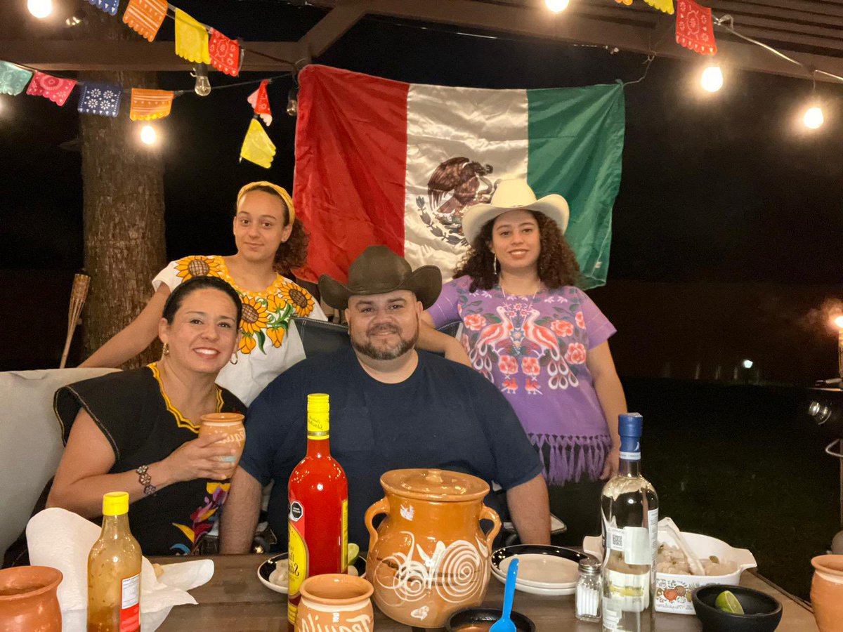 #FiestaAzteca festejando en familia con unos buenos cantaritos