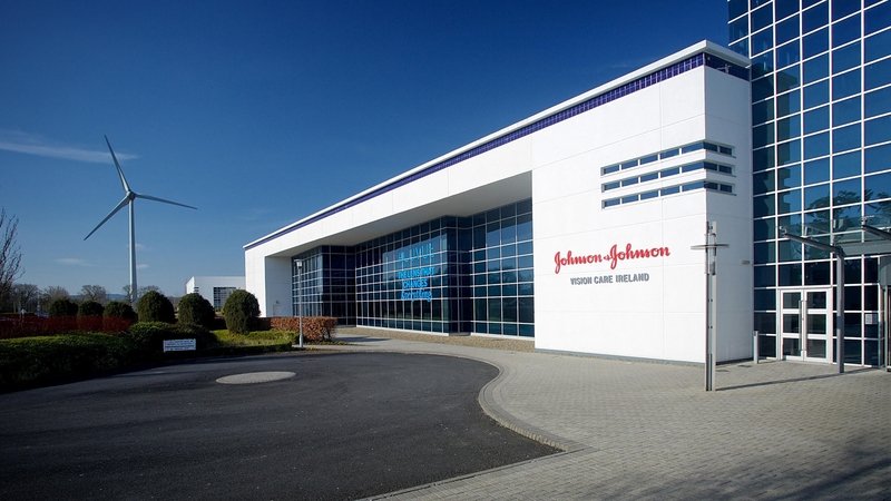 Global leader in eye health and part of Johnson & Johnson MedTech, @JNJVision has  announced a €100m expansion of its existing facility in Limerick with the potential to  create 80 new jobs. hubs.li/Q01mr0xc0