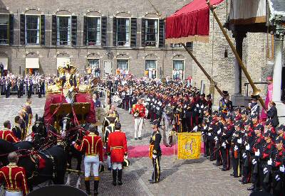 Het vaandel van het #KorpsMariniers werd op maandag 16 september 1929 door koningin Wilhelmina uitgereikt. De dag erna stond het vaandel met erewacht voor de 1e keer aangetreden bij de opening van de Staten-Generaal. #QPO #Verbondenheid #Mariniers #Prinsjesdag