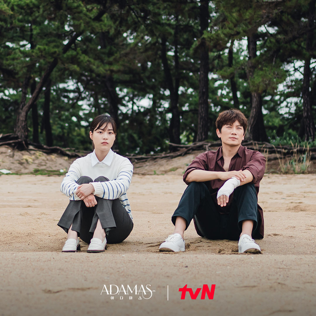 CJnDrama's tweet photo. [최종화 비하인드 스틸]
이팀장 검거에 성공한 우신과 특수본!⛓
주인이 바뀐 🏹해송그룹의 앞날은?
아다마스를 둘러싼 쌍둥이 형제의 마지막 추적기🏃‍♂️

👉🏻 더 많은 비하인드 스틸은 홈페이지에서

<아다마스> | tvN
#아다마스 #ADAMAS
#지성 #서지혜 #이수경 #허성태 #오대환
#tvN #스트리밍은TVING https://t.co/NdVeSTYy4N