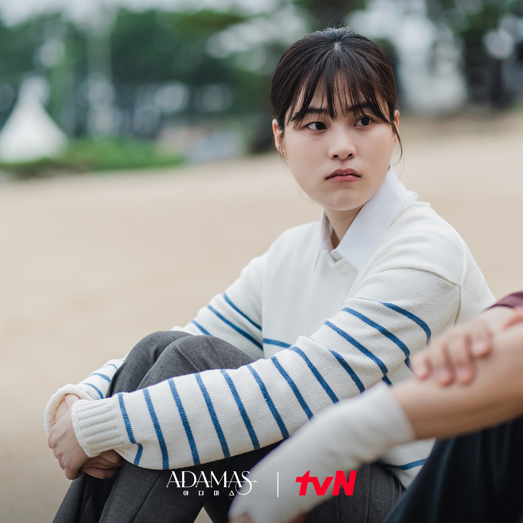 CJnDrama's tweet photo. [최종화 비하인드 스틸]
이팀장 검거에 성공한 우신과 특수본!⛓
주인이 바뀐 🏹해송그룹의 앞날은?
아다마스를 둘러싼 쌍둥이 형제의 마지막 추적기🏃‍♂️

👉🏻 더 많은 비하인드 스틸은 홈페이지에서

<아다마스> | tvN
#아다마스 #ADAMAS
#지성 #서지혜 #이수경 #허성태 #오대환
#tvN #스트리밍은TVING https://t.co/NdVeSTYy4N