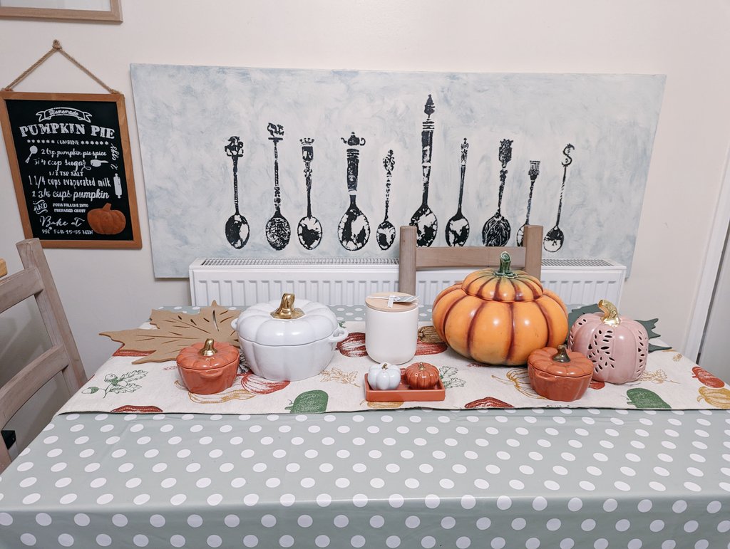 Brilliant show last night <a href="/jennyeclair/">Jenny Eclair</a> <a href="/StablesMK/">The Stables MK</a> that had <a href="/likelaughter/">lisa wright</a>, <a href="/twynbarlwm/">Twyn Barlwm</a> H and me roaring! Did get home and realise I was one of those people... Matching plates in the cupboard 😂