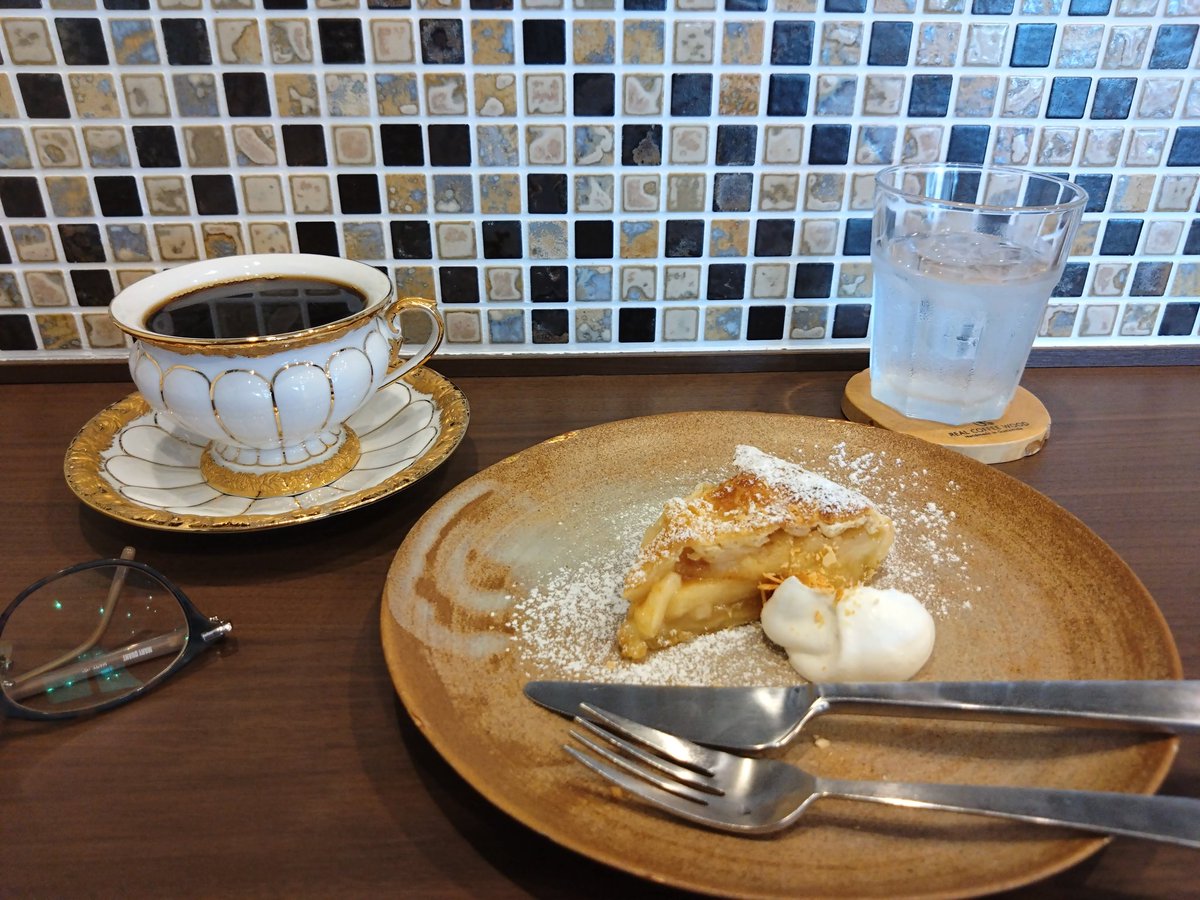 yaki_kayo's tweet photo. 久々にSIMONS COFFEE☕
コロンビアの極深に塩キャラメルアップルパイ🍎
カップ＆ソーサーはお高いマイセン😱
マスター飲むの緊張するやん！www
 #下関市  #武久  #SIMONSCOFFEE https://t.co/dnG7s2va7B
