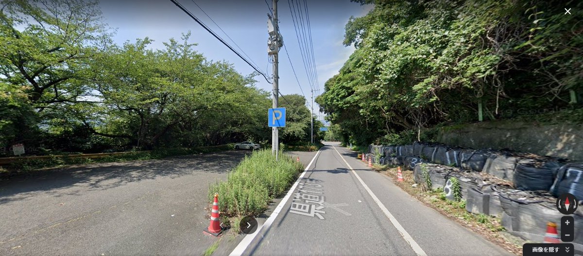 cinemaparanoia's tweet photo. 道路右側の小さい小屋みたいなところに２０台ぐらいの駐車スペースありますので、そこに止めてください。つぶれた笠戸ハイツまで行ってはいけません
車を止めたら、車道を歩いて下ってください。徒歩20秒で海側（下ってたら左側）に下に降りていく砂利道があります。当日看板出します。 https://t.co/XeFMBz5tue