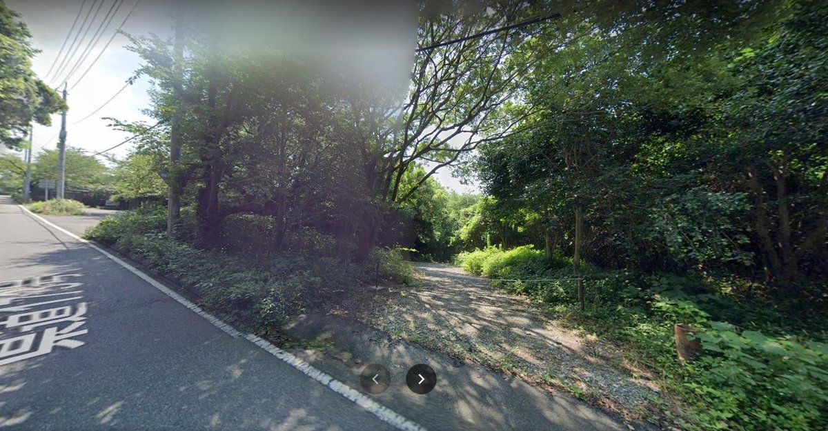 cinemaparanoia's tweet photo. 道路右側の小さい小屋みたいなところに２０台ぐらいの駐車スペースありますので、そこに止めてください。つぶれた笠戸ハイツまで行ってはいけません
車を止めたら、車道を歩いて下ってください。徒歩20秒で海側（下ってたら左側）に下に降りていく砂利道があります。当日看板出します。 https://t.co/XeFMBz5tue