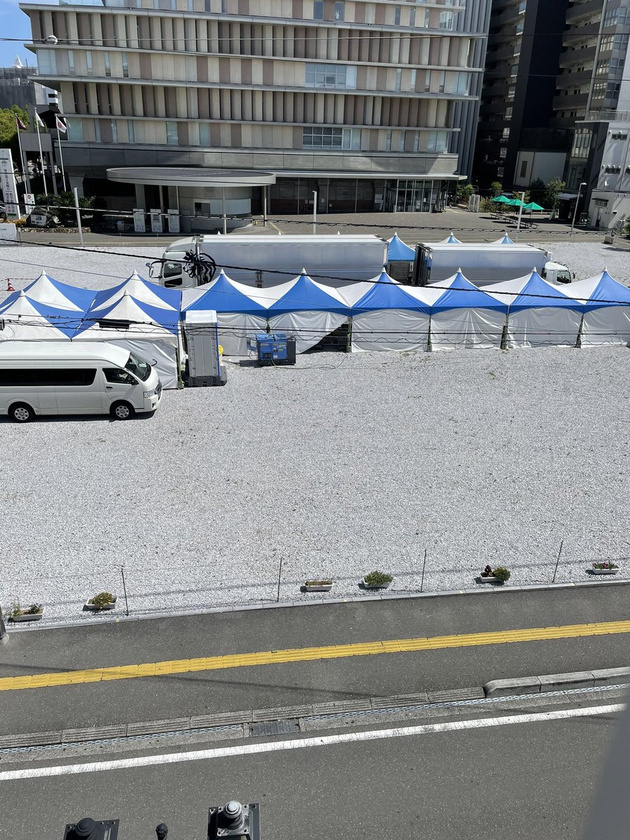 kaorihappymk's tweet photo. 昨日搬入されていた現場に直接行ってきた
32℃炎��下…
ロープで囲われて近づけないけど、中から犬猫の鳴き声が聞こえる😭

市民のための西敷地を営利目的に使用するとかあり得ないし、
移動生体販売を許可する高知市の認識もあり得ない❗️

拡散よろしくお願いします。 https://t.co/rlYayahV03
