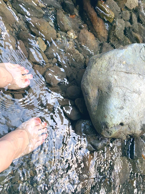 自然を感じてきました〜水が冷たくて気持ちよかったです深さがかなりあるみたいで、こんなに川の水が澄んでて綺麗なの初めて見たので感動しました。 