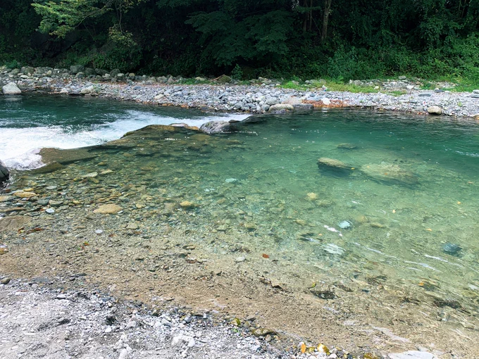 自然を感じてきました〜水が冷たくて気持ちよかったです深さがかなりあるみたいで、こんなに川の水が澄んでて綺麗なの初めて見たので感動しました。 