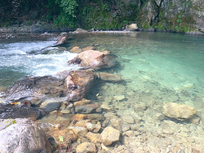 自然を感じてきました〜水が冷たくて気持ちよかったです深さがかなりあるみたいで、こんなに川の水が澄んでて綺麗なの初めて見たので感動しました。 