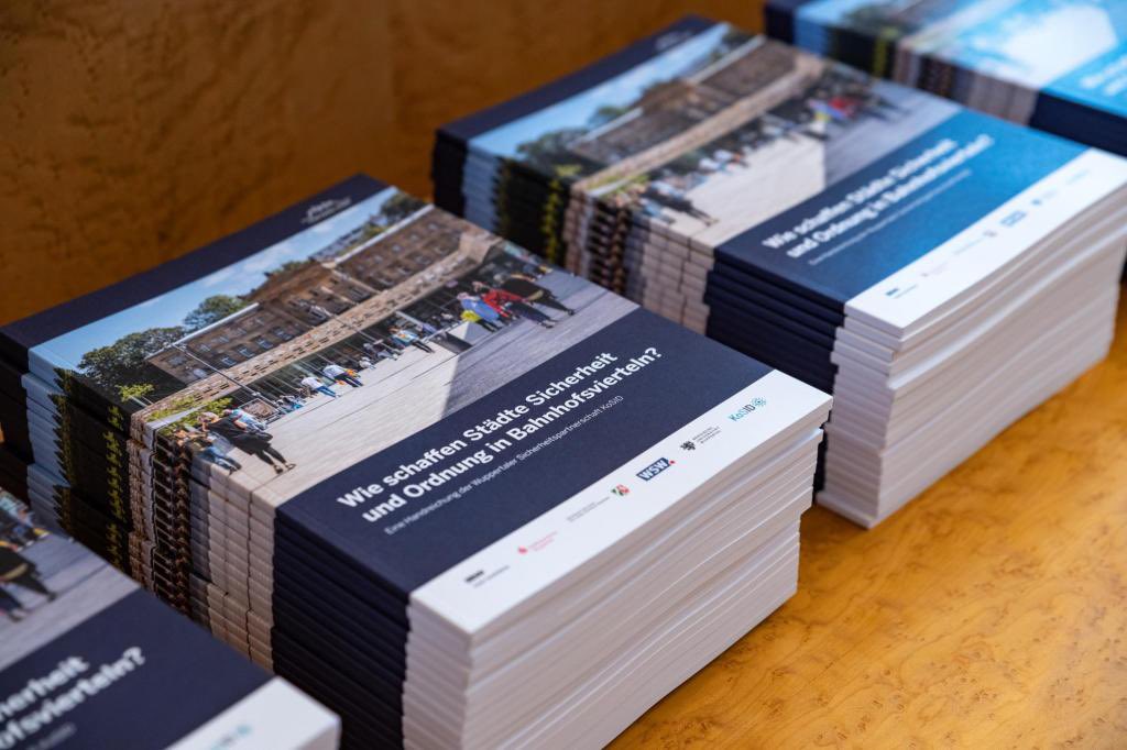 Ssk_Krtschmr's tweet photo. Erfolgreicher Projektabschluss mit Strahlkraft: Sicherheitskooperation unter Leitung der @Uni_Wuppertal präsentiert Ergebnisse von #KoSID. Gemeinsam m. den Beteiligten u. zahlreichen Gästen schauten wir auf drei ereignisreiche Jahre am #Döppersberg zurück. https://t.co/7KrOr7YHIp https://t.co/EOEATkTex3