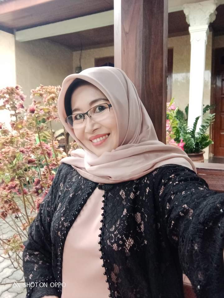TitinSri_'s tweet photo. Istirahat sejenak habis kondangan https://t.co/ltivJgOhto
