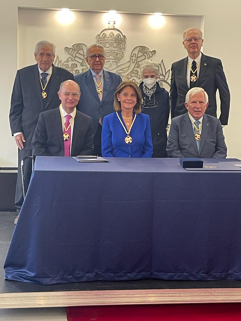 mluciaramirez's tweet photo. Con profundo orgullo ingreso a La Comunidad de Honor como Comendadora de la Orden Universidad Javeriana y reafirmo mi vocación de demócrata , comprometida con el estado de Derecho y de servicio a la sociedad, a través de la Causa de la Mujer para lograr equidad en Colombia. https://t.co/jcPT6YnIGH