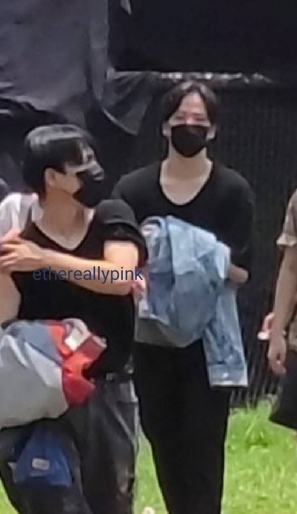 ethereallypink's tweet photo. Hongjoong and Yunho in venue. I was walking to get to the venue when they suddenly there 😭😭

#ATEEZ #KPOPLAND_IN_JAKARTA https://t.co/eYfgMRDvfQ