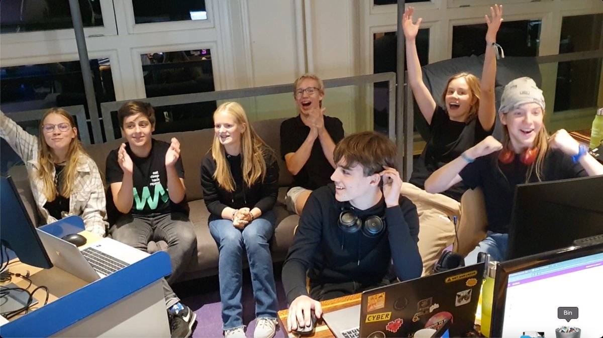 #hackathonstrijders #praedinius winnen de nachtelijke pubquiz, en zijn daarmee in ieder geval geplaatst voor de finale op 11 november. Maar eerst op naar de eindstreep van vandaag (20.00 uur)  #scholenchallenge #wijhebbendetoekomst #hackathon #eatsleephackrepeat.