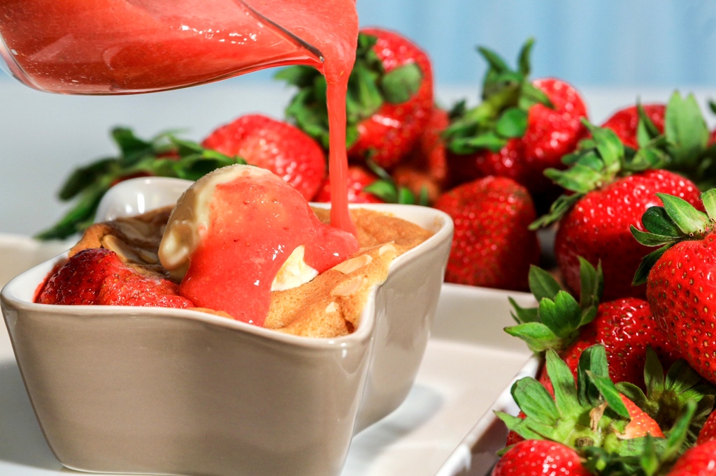 LyndeyMilan's tweet image. Now that strawberries are affordable enjoy these delightful Strawberry Sponge Puddings with Strawberry Sauce. l8r.it/ZMJ9

#lyndeymilan #homecook #homecookhero #foodie #recipe #strawberrypudding #strawberries #dessert #sweets #fruitdessert #pudding #spongepudding