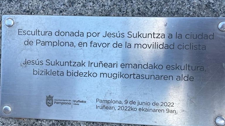 amoramorxtva's tweet photo. Mentres arriba el canvi ens conformarem en visitar i aprendre de les ciutats valentes #estiu22 #pamplona https://t.co/ziRwY2tyRc