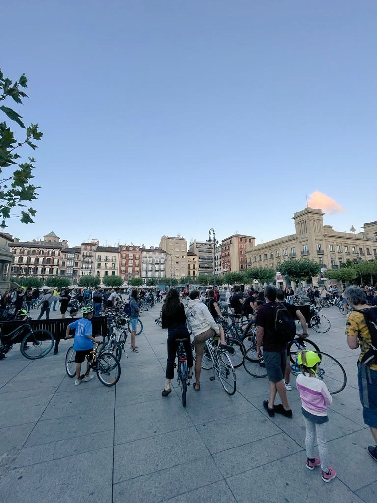 amoramorxtva's tweet photo. Mentres arriba el canvi ens conformarem en visitar i aprendre de les ciutats valentes #estiu22 #pamplona https://t.co/ziRwY2tyRc