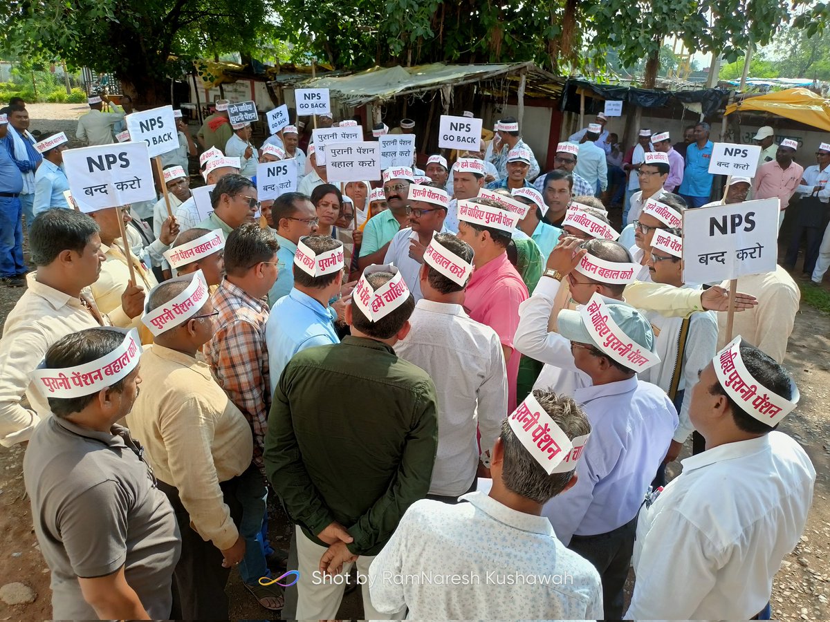 कर्मचारियों को ना पानी की धार से,
ना डंडों की मार से,
बस अपनी ओर आकर्षित कर सकतें हो ,
तो #OPS की बौछार से।
#NMOPSMP 
#पुरानी_पेंशन_के_लिए_संघर्ष_जारी_रहेगा 
#पुरानी_पेशन_बहाल_करो 
#RestoreOldPension