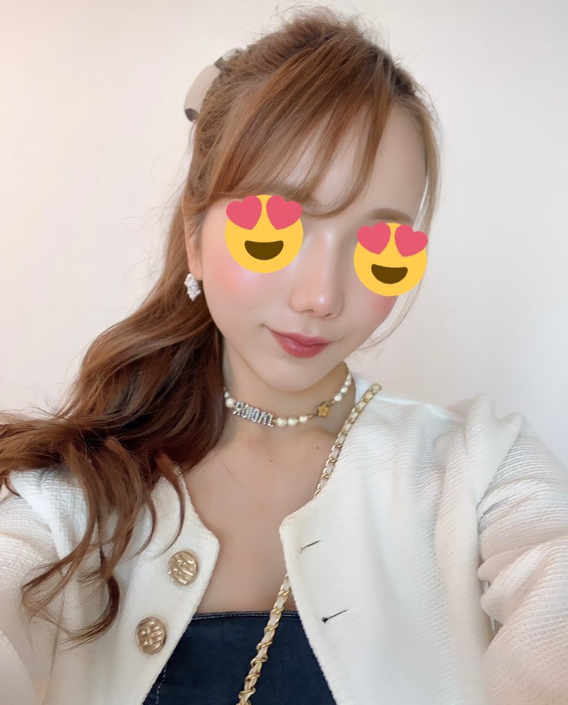 吉田朱里ちゃんのメイク・鼻の付け根・鼻先・目頭・唇の上4ヶ所に小さな筆で細かくハイライトをのせるってやつを真似しはじめて自撮りがめっちゃ盛れるようになったからみんなやってみて🥹🥹 https://t.co/hK59JBpebq