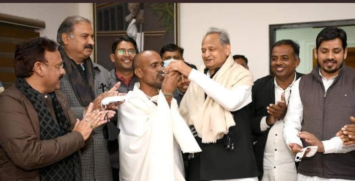 SaheirMohammed's tweet photo. राजस्थान के गांधी माननीय मुख्यमंत्री श्री @ashokgehlot51 जी आप में और पंजाब के मुख्यमंत्री जी में बहुत अंतर होने के बावजूद भी #पंजाब सरकार ने 2 महीने में संविदा कर्मियों का नियमितीकरण कर दिया आप के 4 साल होने को है अभी तक नियमितीकरण नही हुआ है।
#कब_होगा_संविदा_नियमितीकरण?
@aliwaj https://t.co/pLxd0H5Hgh