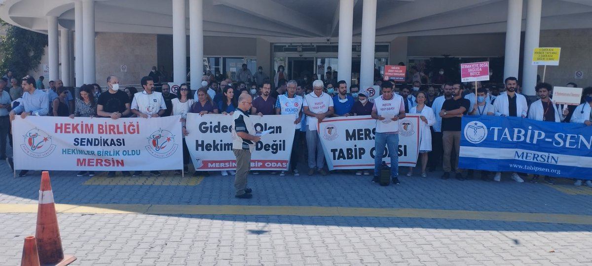 hekim_birligi's tweet photo. Sağlıkta şiddet kanayan bir yara olarak canımızı yakmaya devam etmektedir
Daha iki gün önce mesai arkadaşımız güvenlik görevlisi Tuğrul Okudan görevi başında katledilmiştir
Halen tüm basamaklarda taleplerimiz tam olarak karşılanmamıştır
Mücadelemiz devam etmektedir https://t.co/K1nUKNa6tR