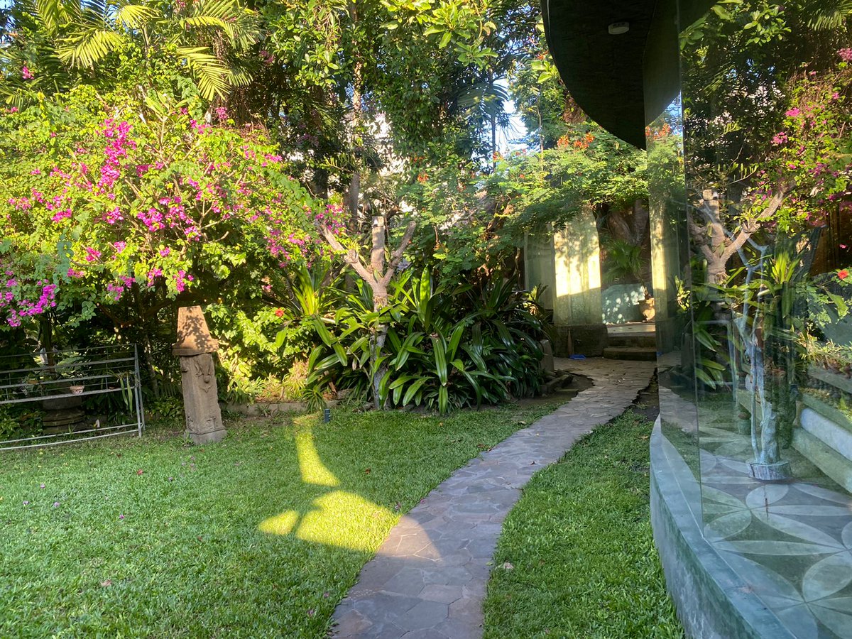 Jual villa hitung tanah saja di lokasi Elit Seminyak Bali
Luas tanah: 34.000m²
Jumlah bangunan: 4 unit
Harga 71,6 Milliar

Hubungi:
082144557103