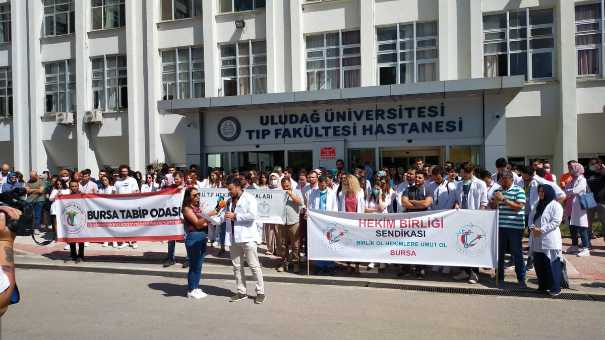 hekim_birligi's tweet photo. Sağlıkta şiddet kanayan bir yara olarak canımızı yakmaya devam etmektedir
Daha iki gün önce mesai arkadaşımız güvenlik görevlisi Tuğrul Okudan görevi başında katledilmiştir
Halen tüm basamaklarda taleplerimiz tam olarak karşılanmamıştır
Mücadelemiz devam etmektedir https://t.co/K1nUKNa6tR