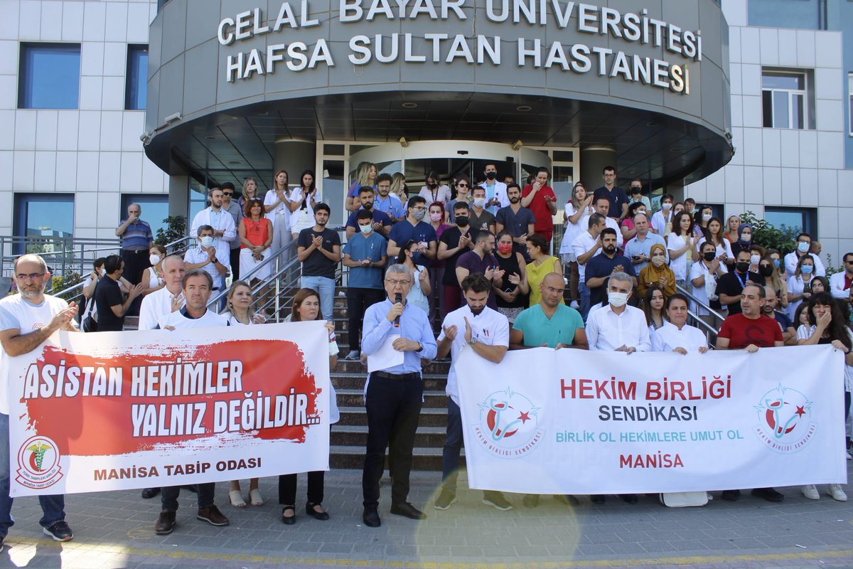 hekim_birligi's tweet photo. Sağlıkta şiddet kanayan bir yara olarak canımızı yakmaya devam etmektedir
Daha iki gün önce mesai arkadaşımız güvenlik görevlisi Tuğrul Okudan görevi başında katledilmiştir
Halen tüm basamaklarda taleplerimiz tam olarak karşılanmamıştır
Mücadelemiz devam etmektedir https://t.co/K1nUKNa6tR