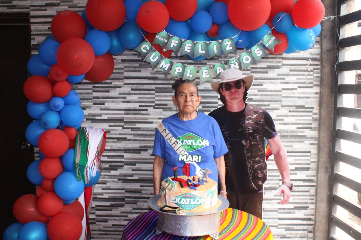 acsa_pc's tweet photo. Mi @anetteoficial felicita porfa a mi abuelita la más fan de Azteca, que hoy celebra sus 78 con #FiestaAzteca https://t.co/AjIV9yo5Bs