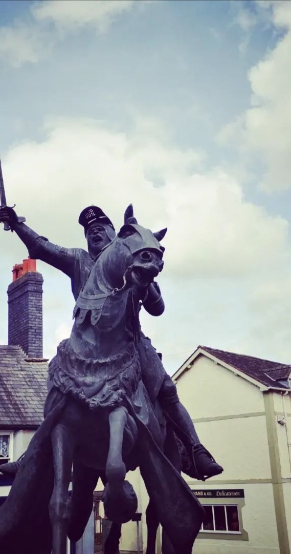🥳 Remember remember the 16th of September. 

🏴󠁧󠁢󠁷󠁬󠁳󠁿 Today is all about Owain Glyndŵr – the last, Welsh-born, true Prince of Wales.

😍 Diwrnod #OwainGlyndŵr hapus! 

🙌🏻 Pass it on. 

#Cofiwn