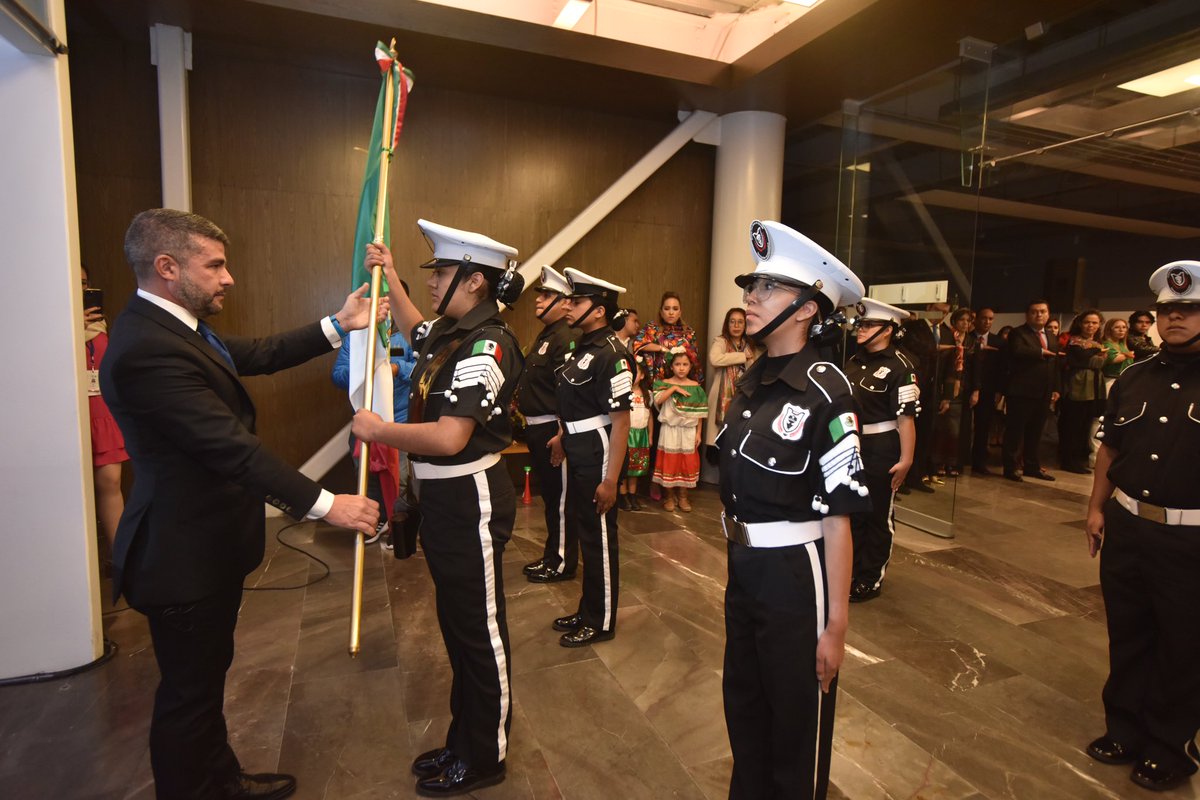AlcaldiaMHmx's tweet photo. El alcalde @mauriciotabe encabezó la ceremonia del Grito de Independencia, donde junto a las y los vecinos que se dieron cita en la Explanada de la Alcaldía gritaron juntos #VivaMéxico🇲🇽 #VivaMH🎆. https://t.co/ZB6ZMZNjRZ