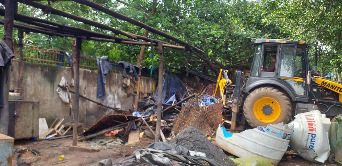 #BREAKING | Kishore Mutton Hotel near Doordarshan office in #Bhubaneswar bulldozed

On Wednesday, BMC had reportedly sealed the hotel for violating food safety guidelines &amp; not maintaining proper hygiene; despite this, the hotel was found doing its regular business y'day #Odisha