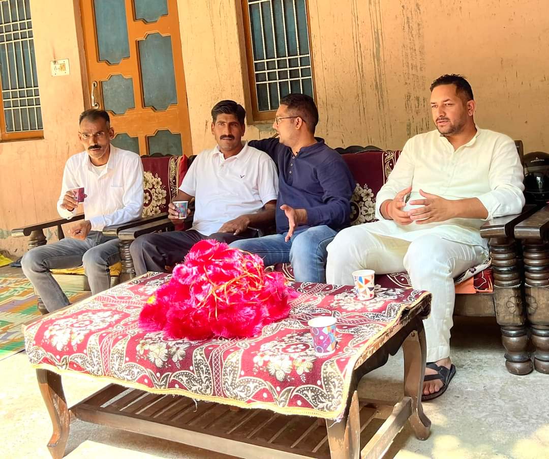 YadopatiThakur's tweet photo. #Day_49 #परिवर्तन_यात्रा 🇮🇳
सरकाघाट विधानसभा क्षेत्र की विभिन्न-विभिन्न बूथों की कमेटियों के साथ आगामी चुनावों की रणनीति बनाते हुए। 🙏❤️ #Mission2022 ✌🏼🇮🇳✌🏼
@ShuklaRajiv @SanjaySDutt @virbhadrasingh @srinivasiyc @Allavaru @SachinPilot @UmangSinghar @dgurjarofficial @gbutail https://t.co/vpMeJbhiEH