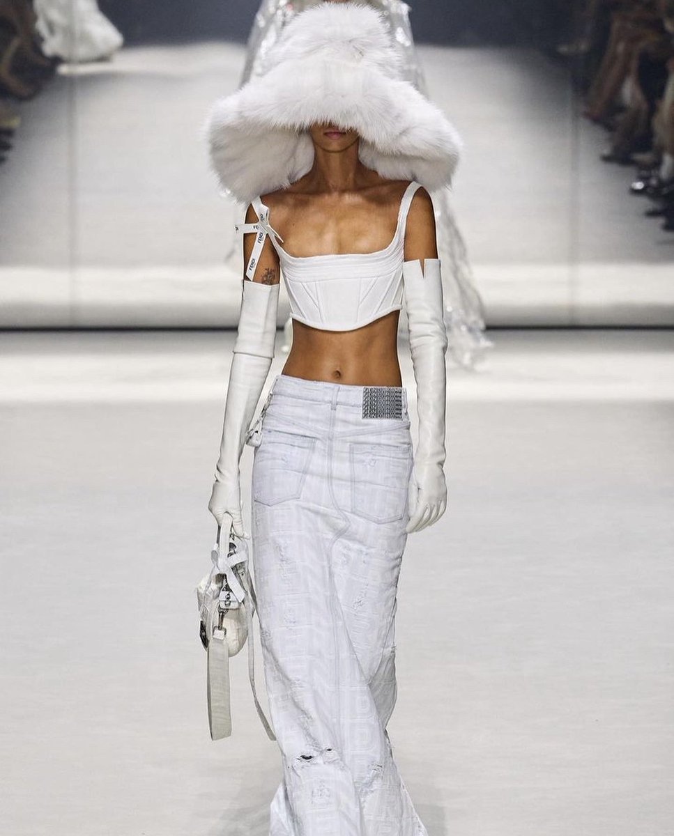 maisonfabre's tweet photo. 🧤Gants long blanc en cuir @maisonfabre pour le défilé #fendiroma à New-York @themarcjacobs x @Fendi 🤍
@mrkimjones 👏
#Nyfw #maisonfabre #marcjacob #fendi #millau #palaisroyal #paris https://t.co/XkD2543ssp