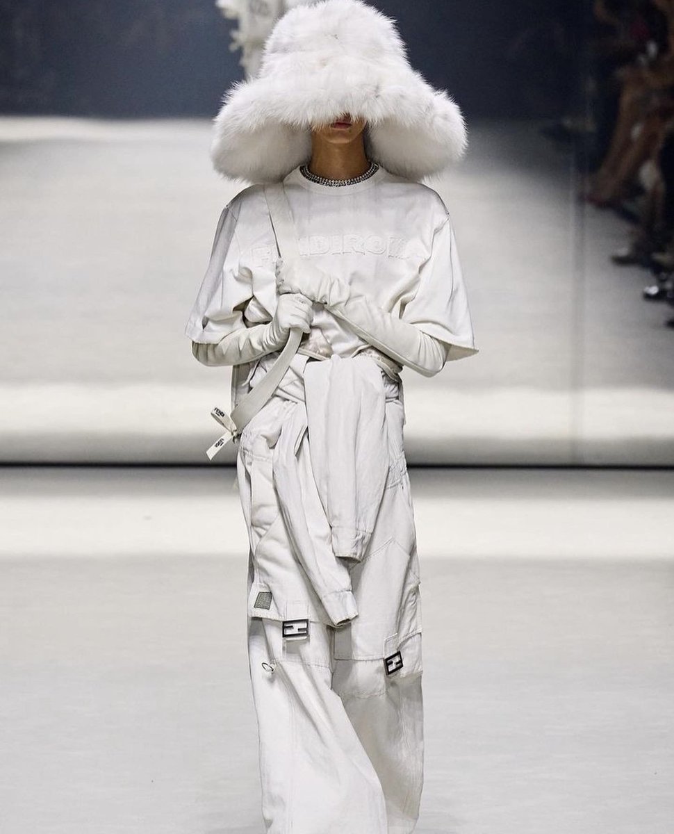 maisonfabre's tweet photo. 🧤Gants long blanc en cuir @maisonfabre pour le défilé #fendiroma à New-York @themarcjacobs x @Fendi 🤍
@mrkimjones 👏
#Nyfw #maisonfabre #marcjacob #fendi #millau #palaisroyal #paris https://t.co/XkD2543ssp