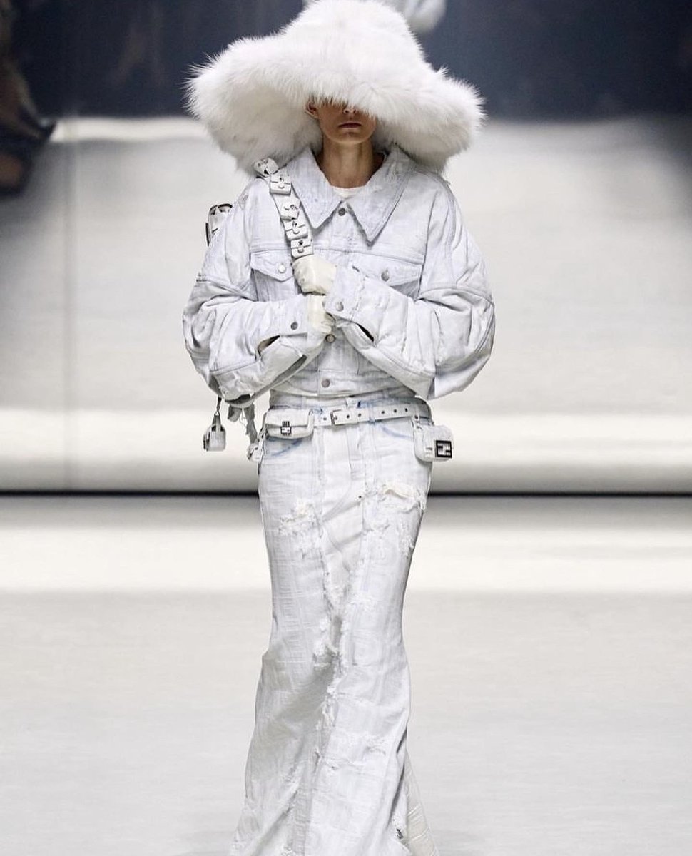 maisonfabre's tweet photo. 🧤Gants long blanc en cuir @maisonfabre pour le défilé #fendiroma à New-York @themarcjacobs x @Fendi 🤍
@mrkimjones 👏
#Nyfw #maisonfabre #marcjacob #fendi #millau #palaisroyal #paris https://t.co/XkD2543ssp