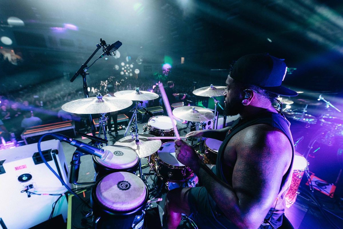 These #piercetheveil shows have been amazing! So happy to perform with my buds.  
📸: <a href="/v_trvn/">trvn</a>