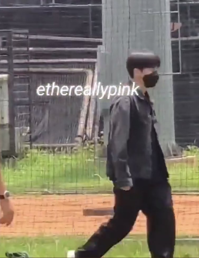 ddalgijohwa's tweet photo. The difference between yeosang and jongho😂…jongho-ya aren’t you hot?🌞

#KPOPLAND_IN_JAKARTA 
#ATEEZinKPOPLAND https://t.co/FV2kTz2KtL
