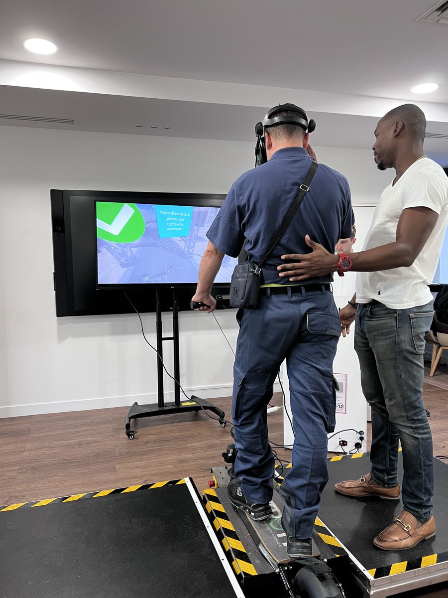 Pour <a href="/Enedis/">Enedis</a> à #Paris, la semaine de la #mobilitédouce c'est rouler plus durable et rouler plus sûr ! En direct d'ateliers de sensibilisation sur les accidents de trottinette électrique avec un casque en réalité augmentée 🛴#transitionecologique #objectif0accident
