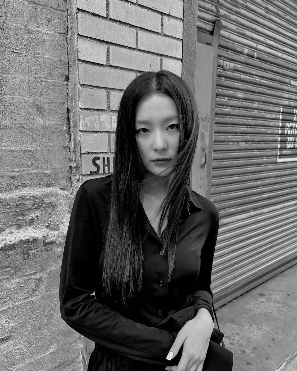 seulgikung's tweet photo. —𝑻𝒉𝒆 𝒔𝒕𝒐𝒓𝒚 𝒂𝒃𝒐𝒖𝒕 𝒍𝒂𝒅𝒚 𝒊𝒏 𝒃𝒍𝒂𝒄𝒌
She was too naive to admit that the world is not as bright as what fairy tales showed her. Until then she gave up on the imagination of the colorful world, lives in darkness. She is just a living rainbow covered in black ink. https://t.co/WlHxy1VwIe