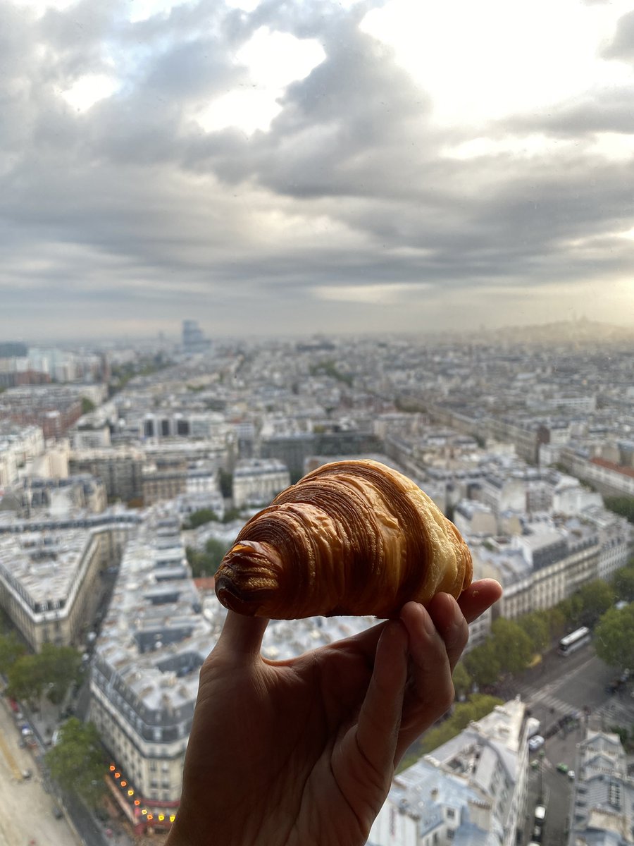 da_vince_code's tweet photo. Un Croissant? Yes, please! #Paris #croissant https://t.co/qXKE1m8rUt