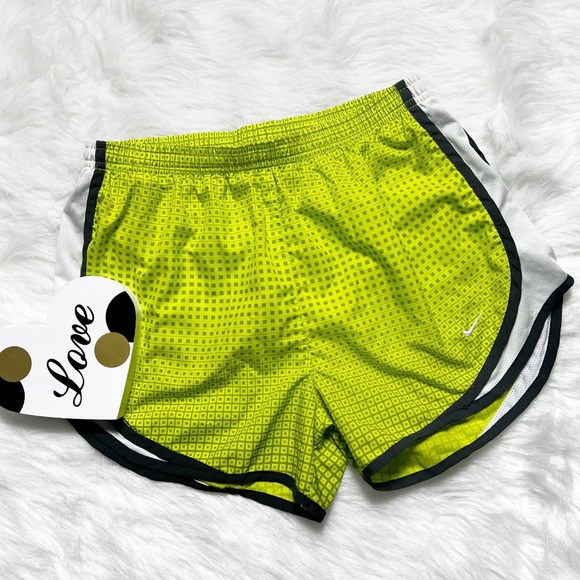 kitschy_cat's tweet photo. So good I had to share! Check out all the items I'm loving on @Poshmarkapp from @hottentot2011 #poshmark #fashion #style #shopmycloset #nike #michaelkors: https://t.co/uvLkjNZVx9 https://t.co/9rrxprklNw
