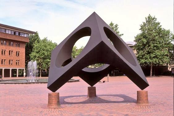 Skyviewing Sculpture.
Isamu Noguchi (1969)
#Art #Arte #ViernesDeArte @NoguchiMuseum