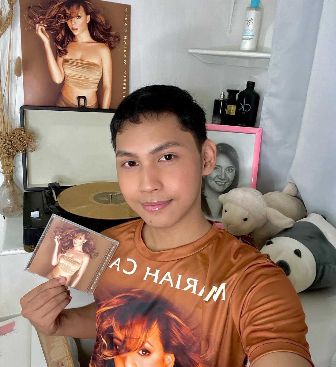 chesteralbuero's tweet photo. Happy 25th anniversary, "Butterfly." I am forever thankful to have existed in the same lifetime as you. To witness your talent, music, mind, and story! I love you so much, I am crying right now @MariahCarey 🥺✨
#mariahcarey #Butterfly25BlockParty #lamb4life #lambs #butterfly https://t.co/nuJxPMPjbs