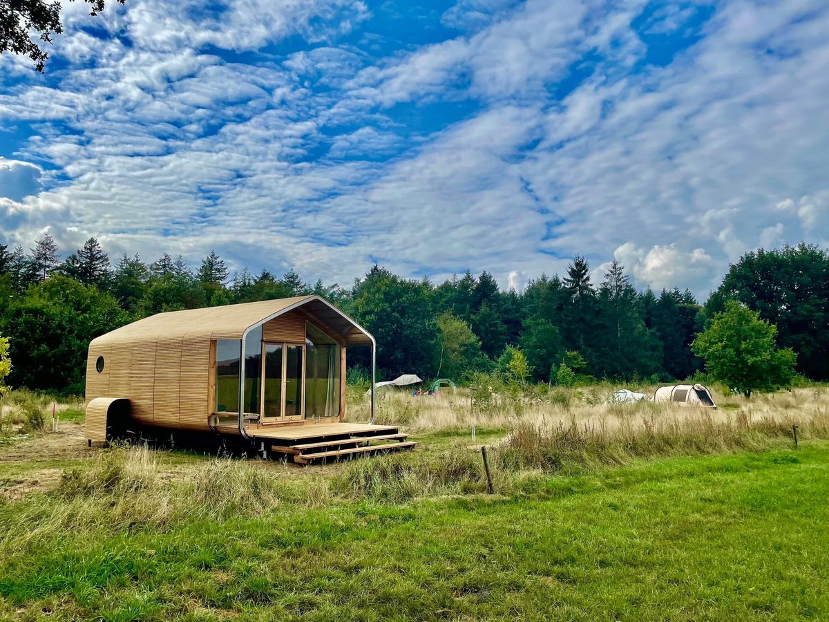 deklashorst's tweet photo. NIEUW!: En hier is... Wikkelhouse nummer 2! Voor elke natuurkampeerder wat wils op De Klashorst. 🥾🚴‍♀️🏕🚐🏡

Vanaf oktober het hele jaar rond te boeken via https://t.co/uhI1a6uwJc

@St_Pieterpad @HetGroeneBoekje @Trekkershutten @vechtdal https://t.co/AhefA9UCUZ