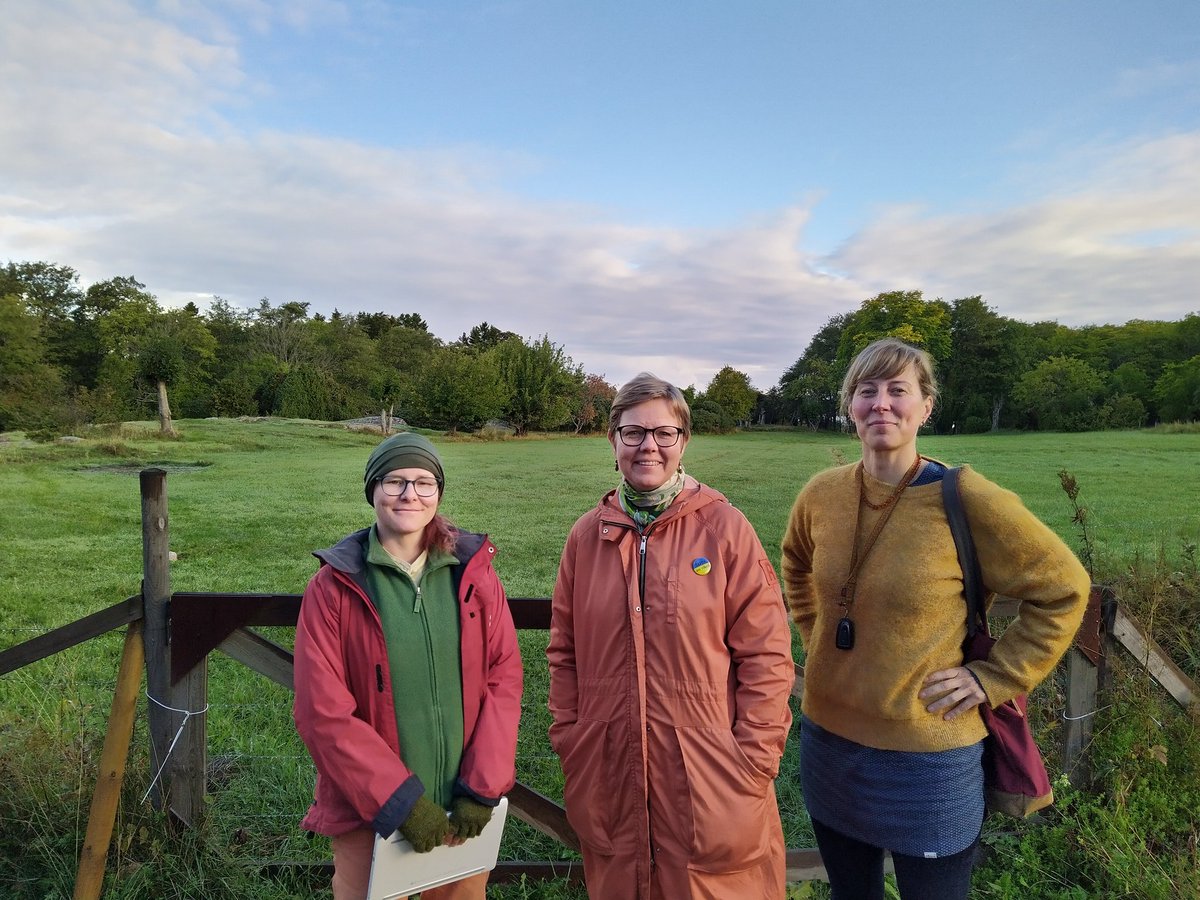alandsurvey's tweet photo. Minister of the Interior #KristaMikkonen took time to meet us before her other duties in ร
land. She was interested in the importance of the long term data on #cinxia and #powderymildew and was happy to see the surveyors in action! @Marjo__S @RECecochange @annaliisalaine https://t.co/70uaaiRTU5
