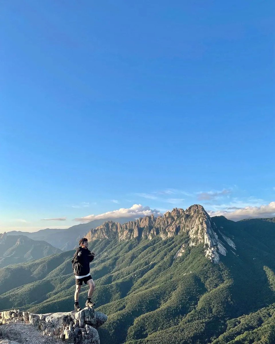 On top of the world!⛰😆
Get a breathtaking view of the surroundings and the East Sea by taking the 4.1 km ‘Hwaamsan Forest Trail"!😉

📍 Seoraksan Sinseondae Cliff
1119-542, Seoraksan-ro, Sokcho-si, Gangwon-do
📸 <a href="/zun__h/">산타는 개발자⛰🧑🏻‍💻</a>